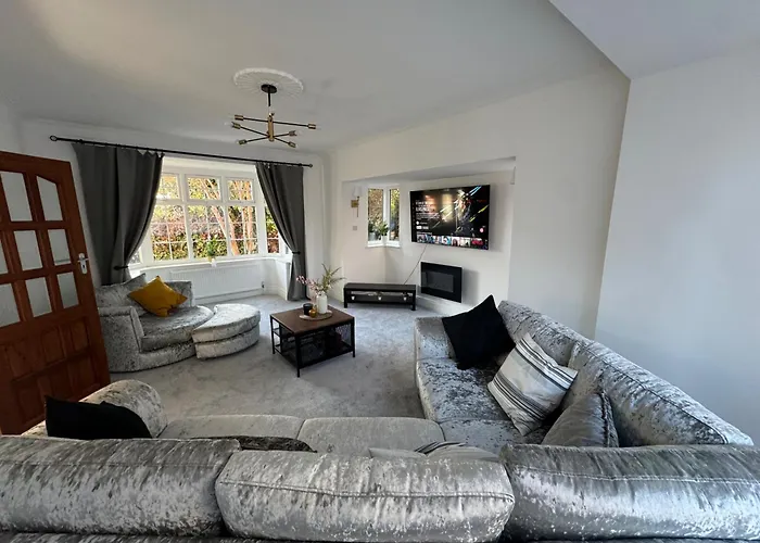 Manchester City Oasis - Spacious 5 Bedroom House