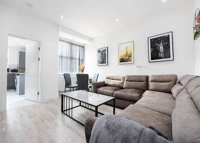Newly Refurbished 4Bedroom House Nr City Centre