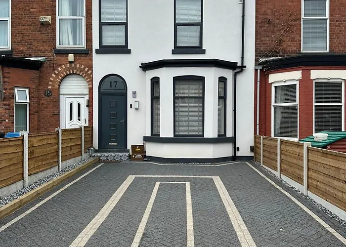 Luxury 6 Bed Near City Centre With Cinema Room & Games Room Plus 5 Bathrooms