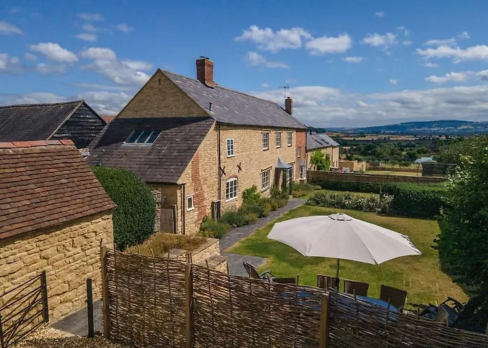 Beautiful Cotswold Farmhouse With Hot Tub