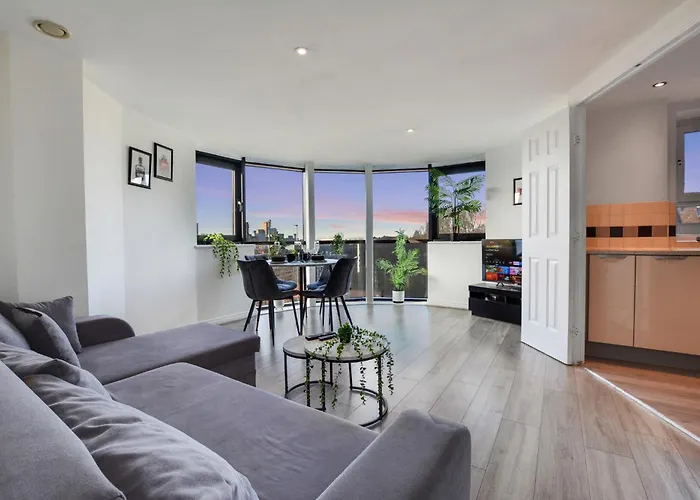 New Stylish City Apartment Free Parking Sleeps 5 Or 6