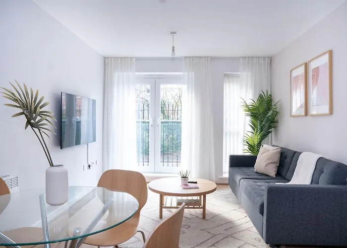 Modern Bright Apt In Salford With Private Parking