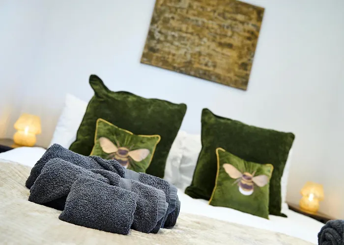 Spacious 2-Bed Home Near Manchester City Centre, Fast Wifi