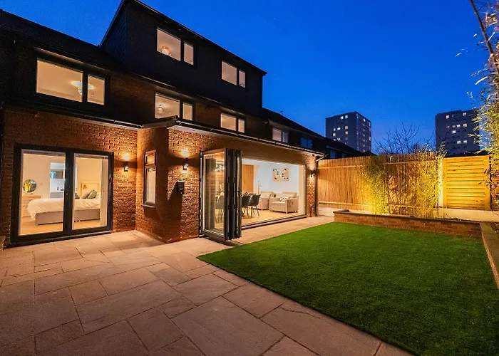 Luxury 8 Bed Home Manchester
