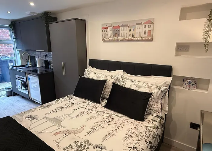 Private Entrance 1 Bed Studio Salford - Perfect Location For Concerts, Rhs Gardens, Manchester City Centre And Salford Quays