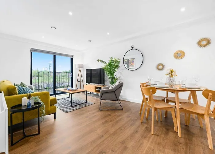 Manchester - Apartment - Sleeps 5 - Parking