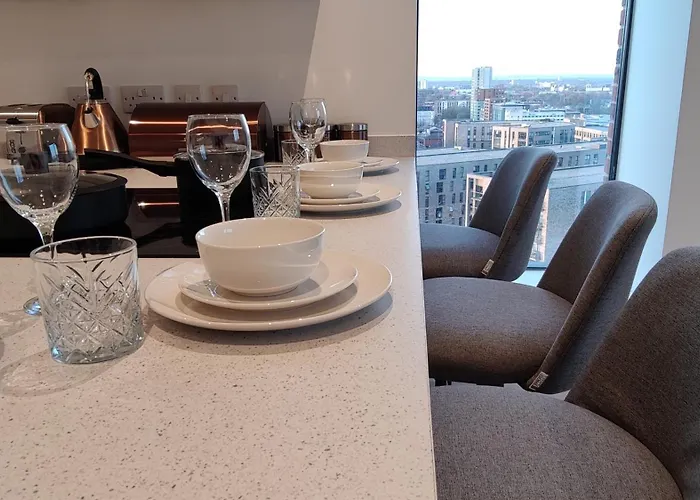 Penthouse-Like Apartment With City & Waterfront Views In Old Trafford