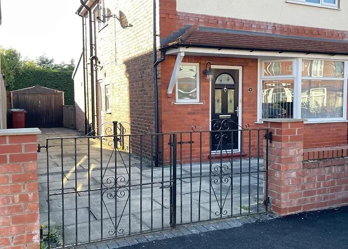 Spacious 3 Bed With Driveway