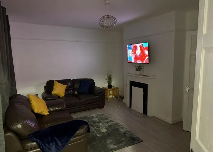 Cozy 3 Bed House - With Free Parking & Wifi