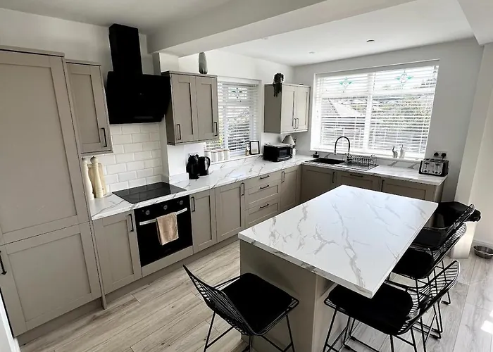 Spacious, Cosy & Stylish 3 Bed Home In Salford, Near Trafford Park - Free Parking