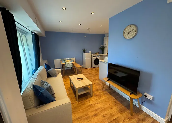 Stretford Apartment - Sleeps 6 - Wifi - Parking - Near Stadium