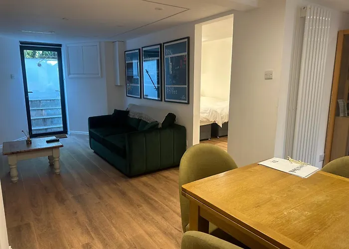 Delrae Apartments