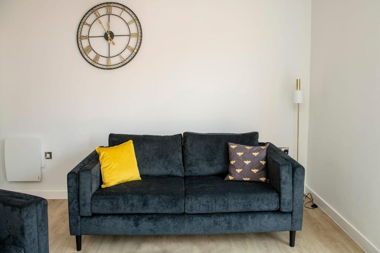 Modern Near New Islington - *