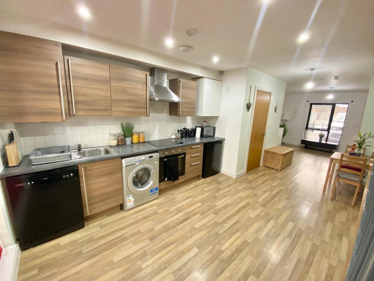 Spacious 5 Bed Townhouse Manchester, Salford Qauys - Two Bedroom With Parking Apartment *