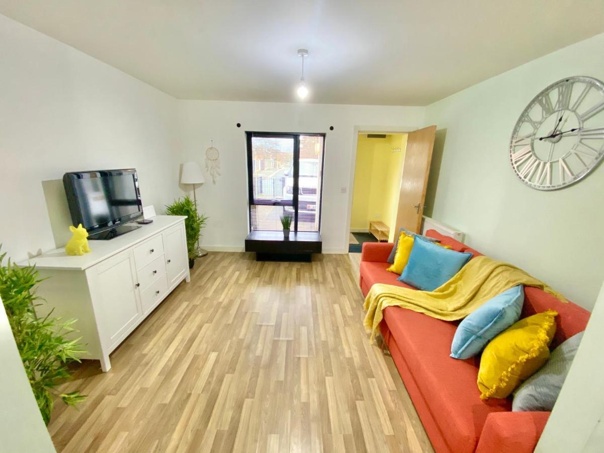 Spacious 5 Bed Townhouse Manchester, Salford Qauys - Two Bedroom With Parking Apartment *