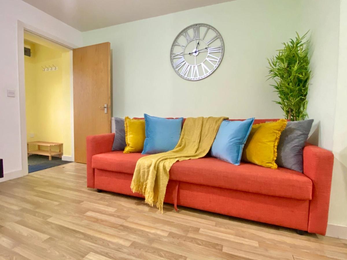 Spacious 5 Bed Townhouse Manchester, Salford Qauys - Two Bedroom With Parking *