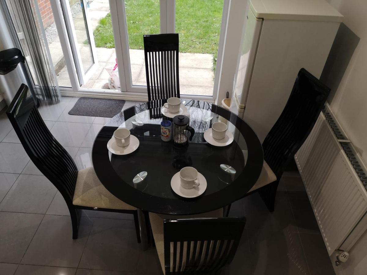 Nightingale Gardens - 4 Bed Detached House - Apartment *
