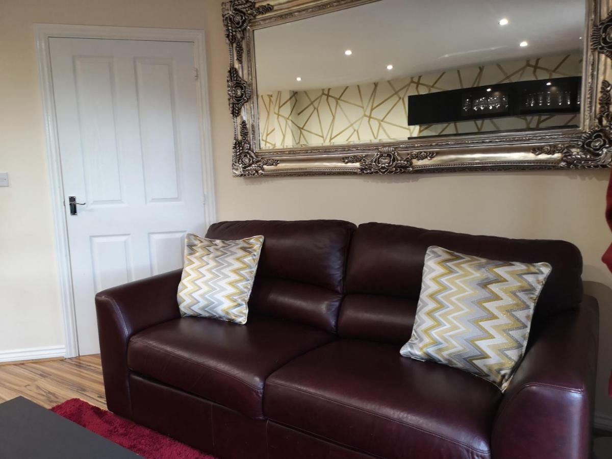 Apartment Nightingale Gardens - 4 Bed Detached House - *