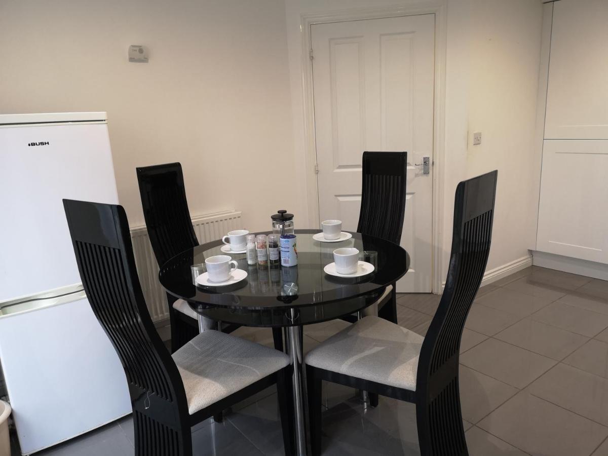 Nightingale Gardens - 4 Bed Detached House - Apartment Manchester