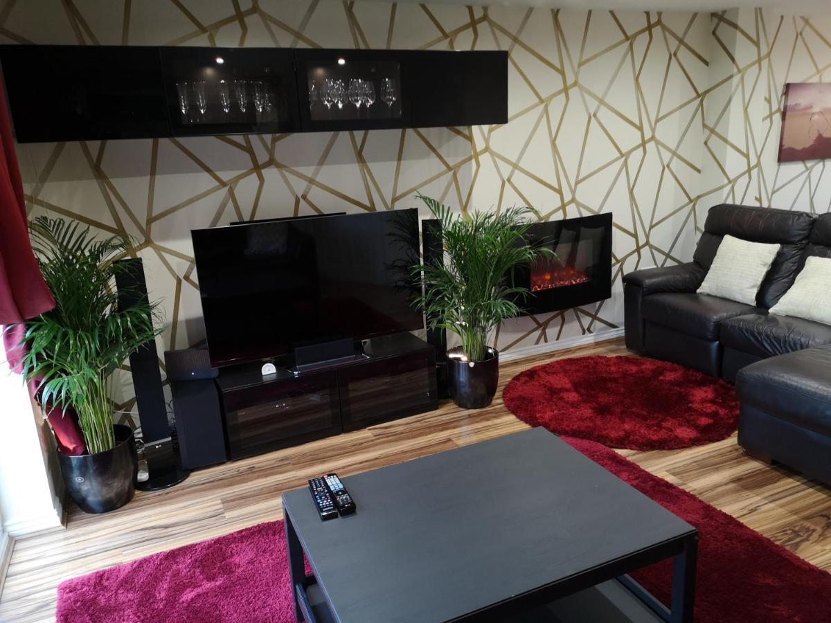 Nightingale Gardens - 4 Bed Detached House - Apartment *