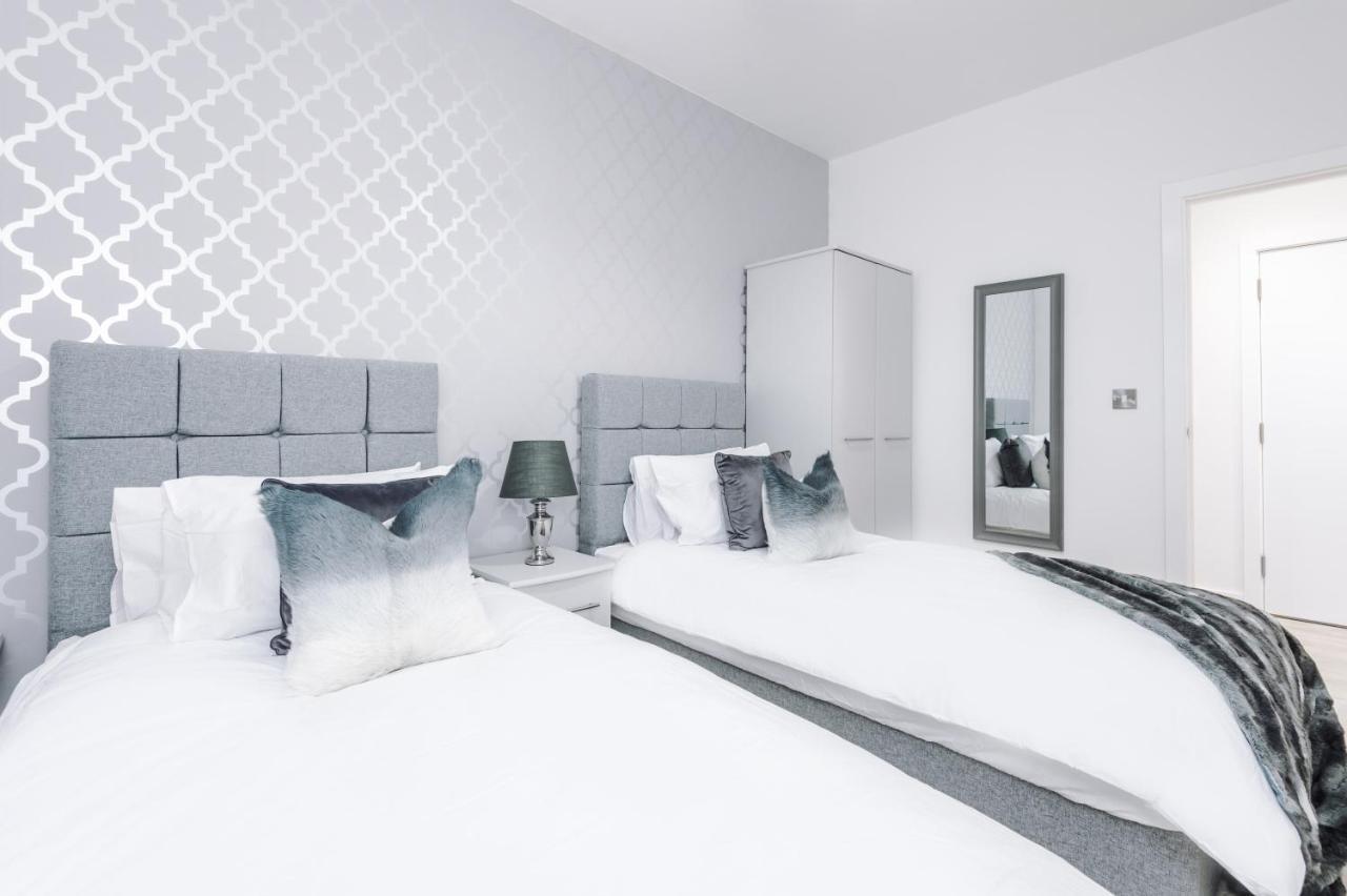 2 Bedroom Hosted By Mcr Dens Apartment Manchester