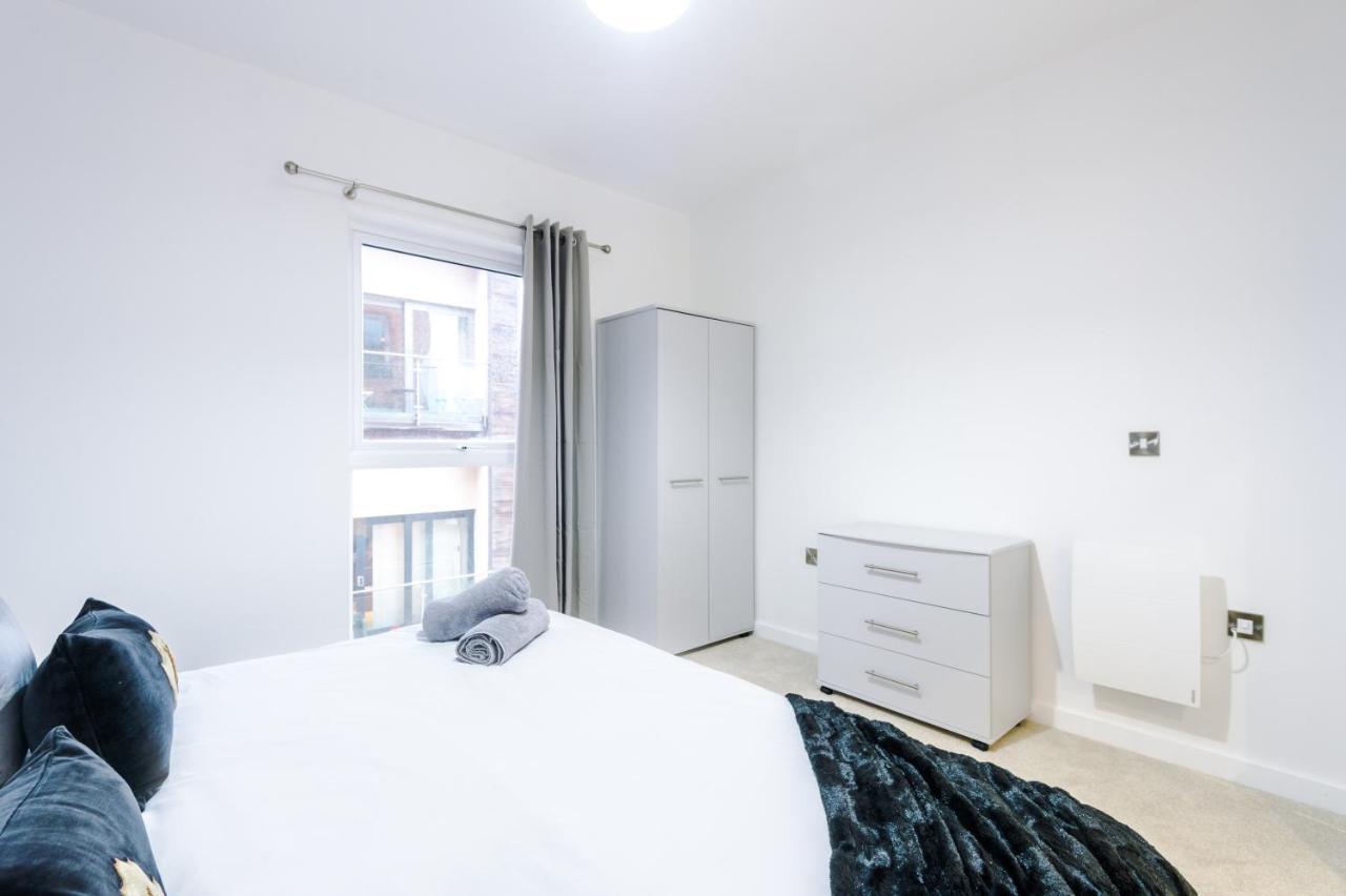 2 Bedroom Hosted By Mcr Dens Apartment Manchester