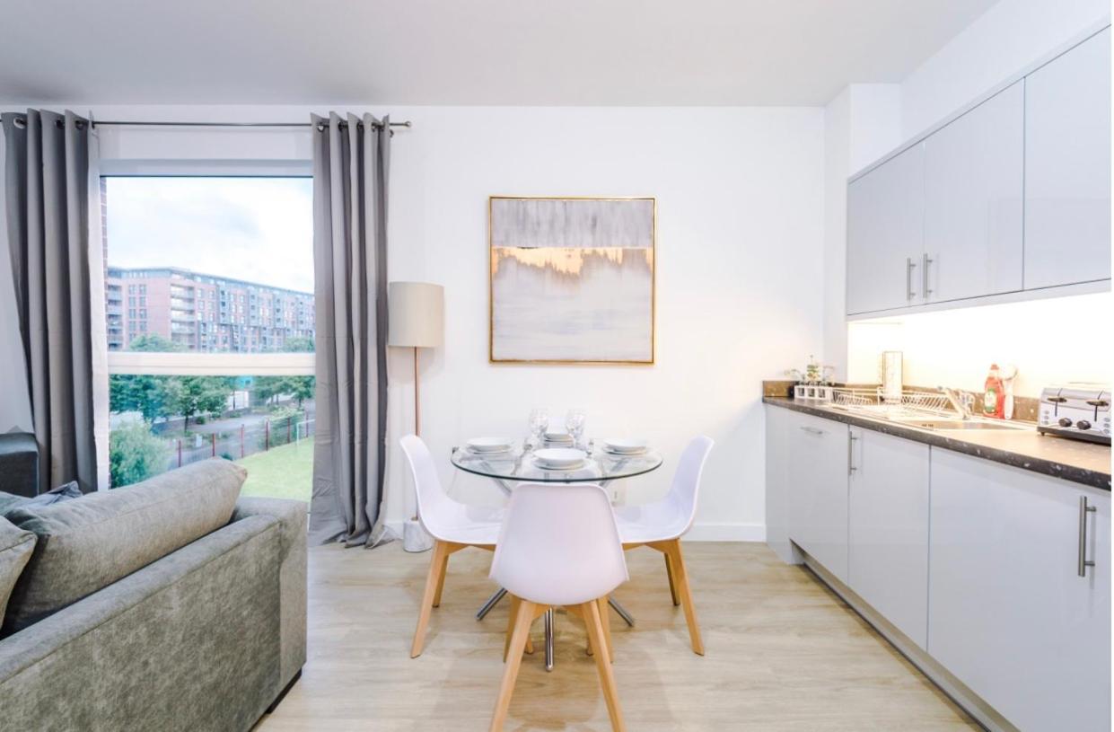 2 Bedroom Hosted By Mcr Dens Apartment Manchester
