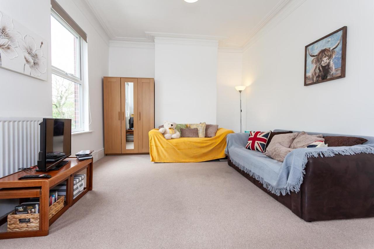 5 Bed House 15 Min From Manchester! With Free Parking! *