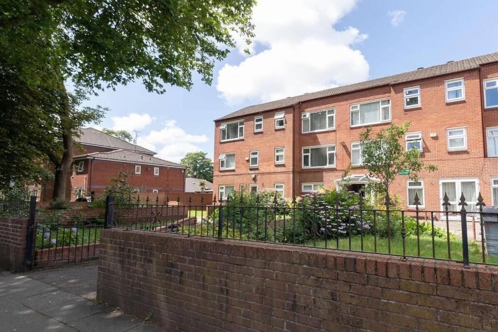 Studio In Stretford With Great Transport Links * Manchester