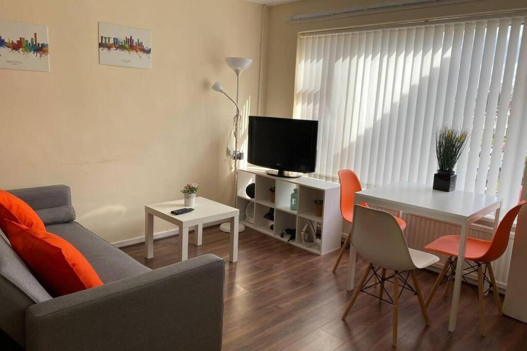 Apartment Conveniently Situated 1bed Apt In Stretford *