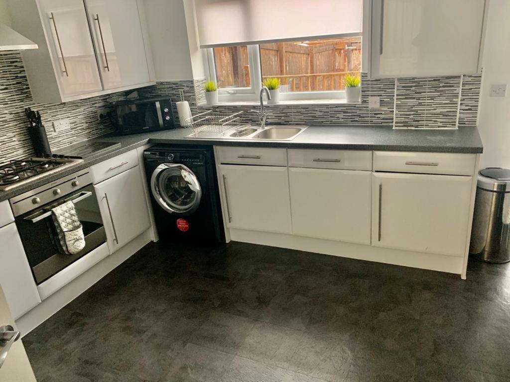 Kay's Place - Modern 3 Bed Apartment