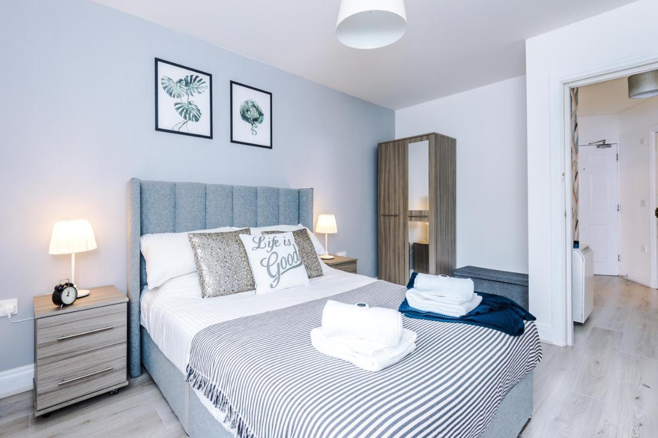 2 Bedroom Hosted By Mcr Dens Apartment Manchester