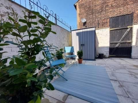 Corner House, Sleeps 8 In 4 Bedrooms, Near Train Station, Great Value! Holiday home