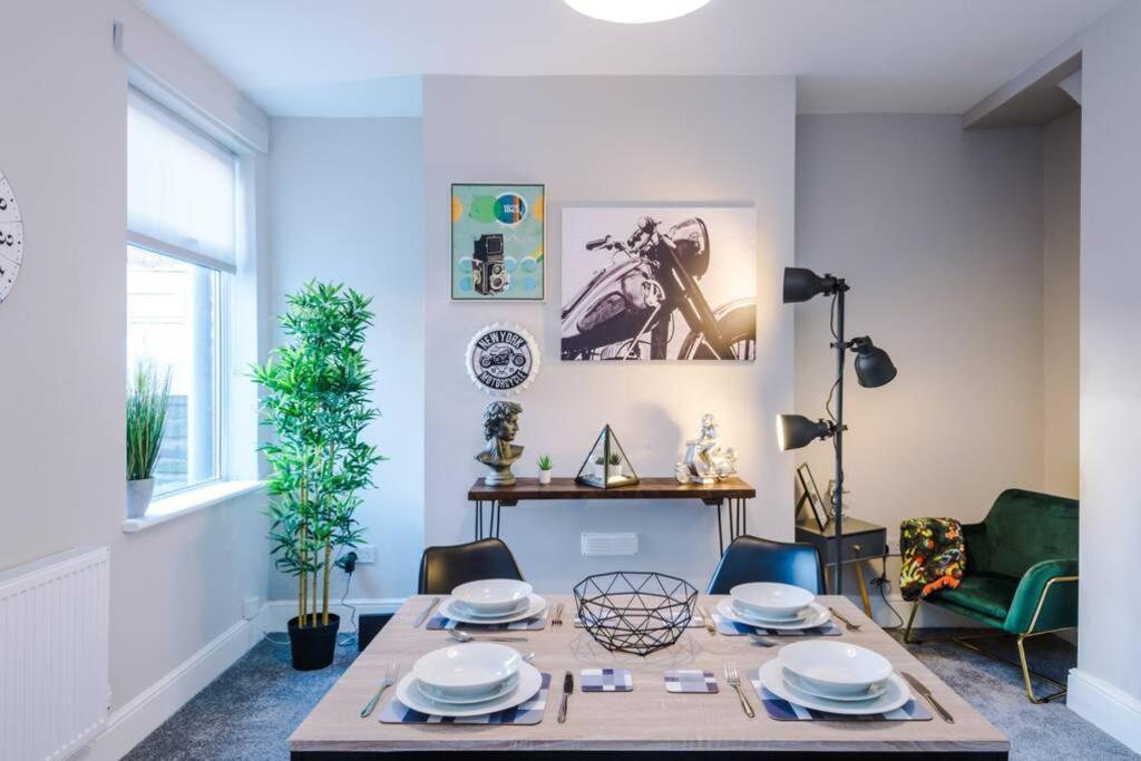 Stunning Refurbished House - Free Wifi - Sleeps 5 Manchester