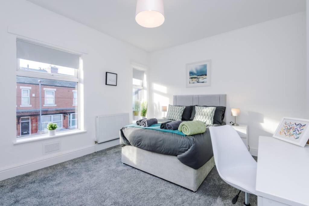 Holiday home Stunning Refurbished House - Free Wifi - Sleeps 5 Manchester
