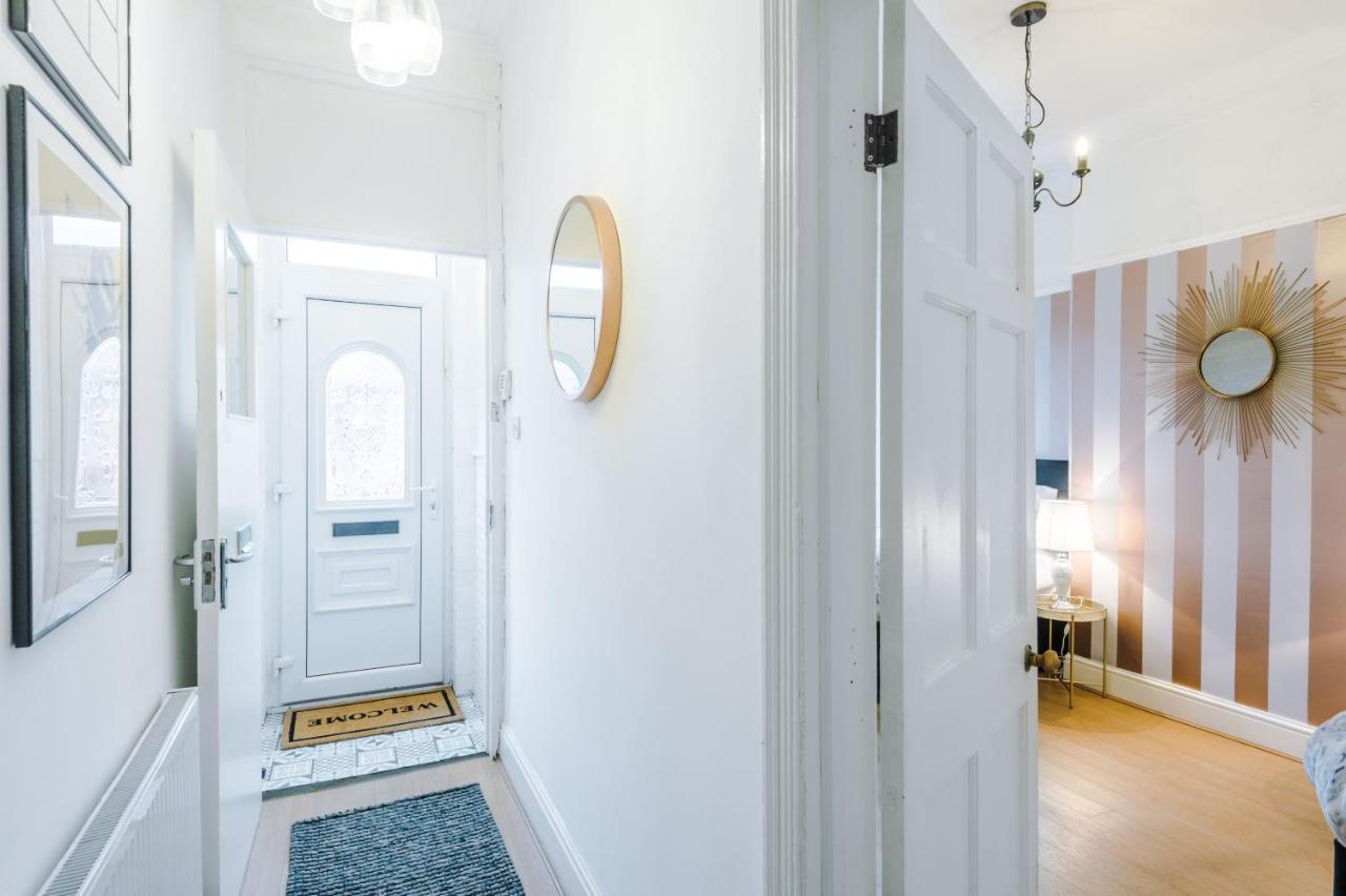 R&r Nr Mediacity 4 Bedrms, 6 Beds, Free Parking Manchester