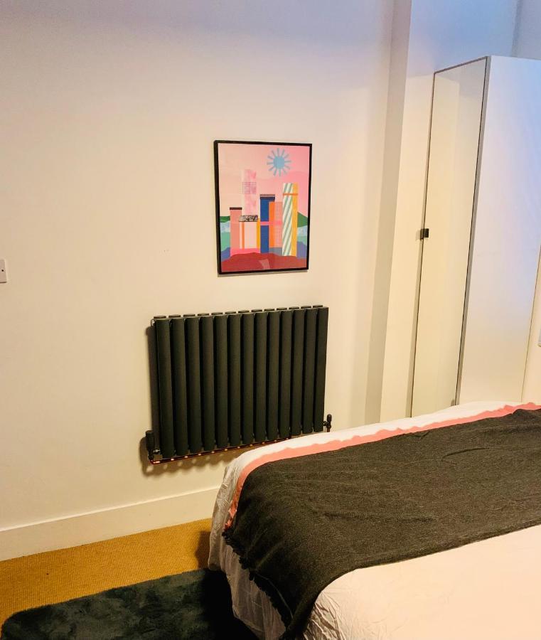Apartment Designer House And Garden With Parking Manchester