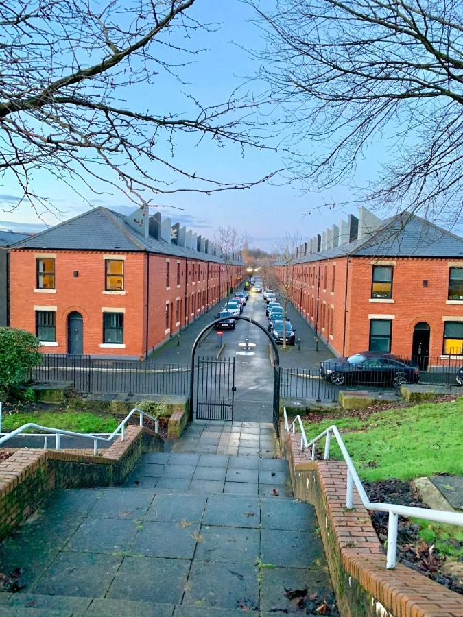 Designer House And Garden With Parking Apartment Manchester