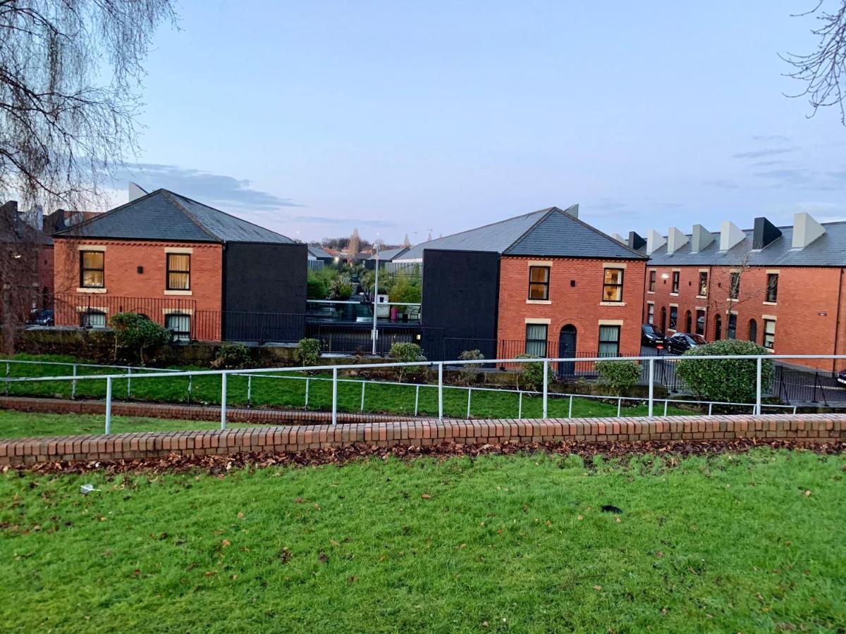 Designer House And Garden With Parking