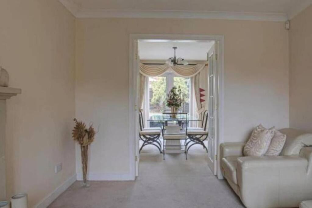 Luxury 4 Bedroom House * Manchester
