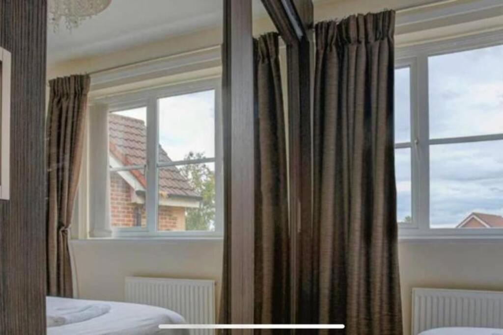 Luxury 4 Bedroom House Holiday home Manchester