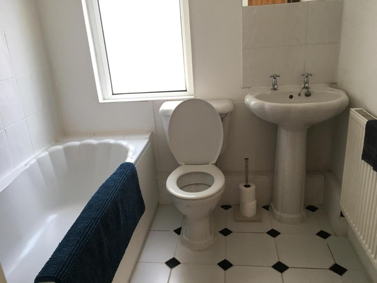 Modern House Accomdts 8 Adults, Double Bedrooms, Free Parking & Wifi, Close To Tram Holiday home