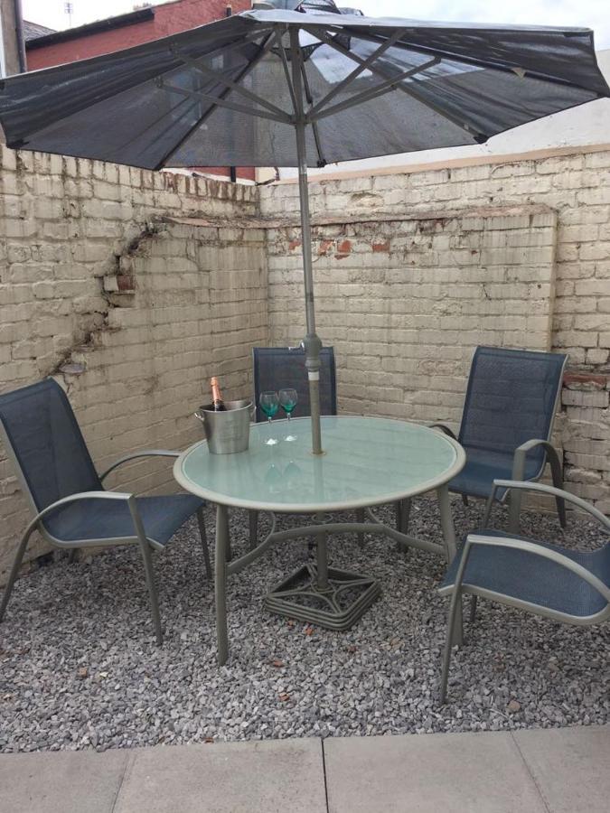 Modern House Accomdts 8 Adults, Double Bedrooms, Free Parking & Wifi, Close To Tram