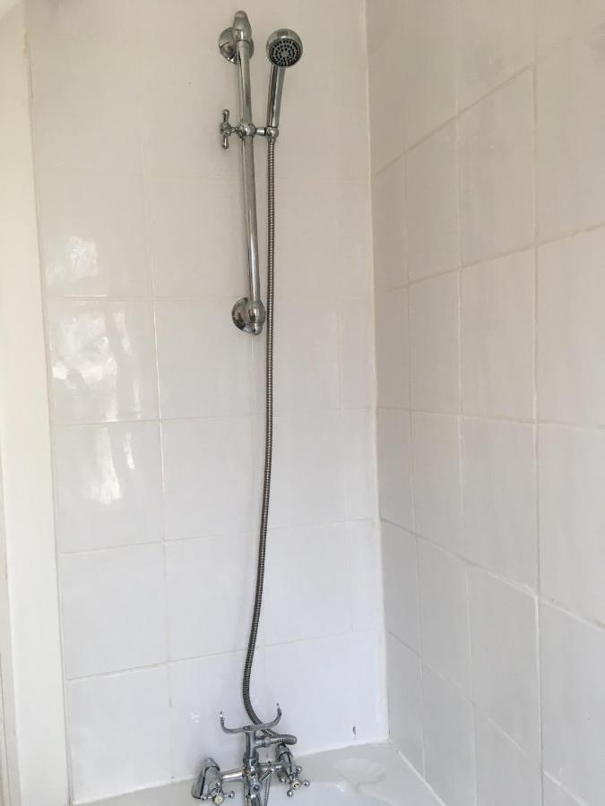Modern House Accomdts 8 Adults, Double Bedrooms, Free Parking & Wifi, Close To Tram Holiday home Manchester