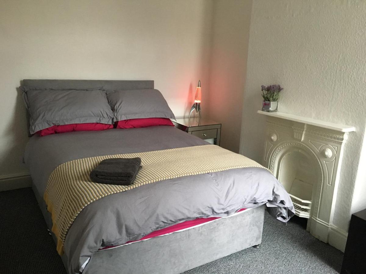 Modern House Accomdts 8 Adults, Double Bedrooms, Free Parking & Wifi, Close To Tram * Manchester