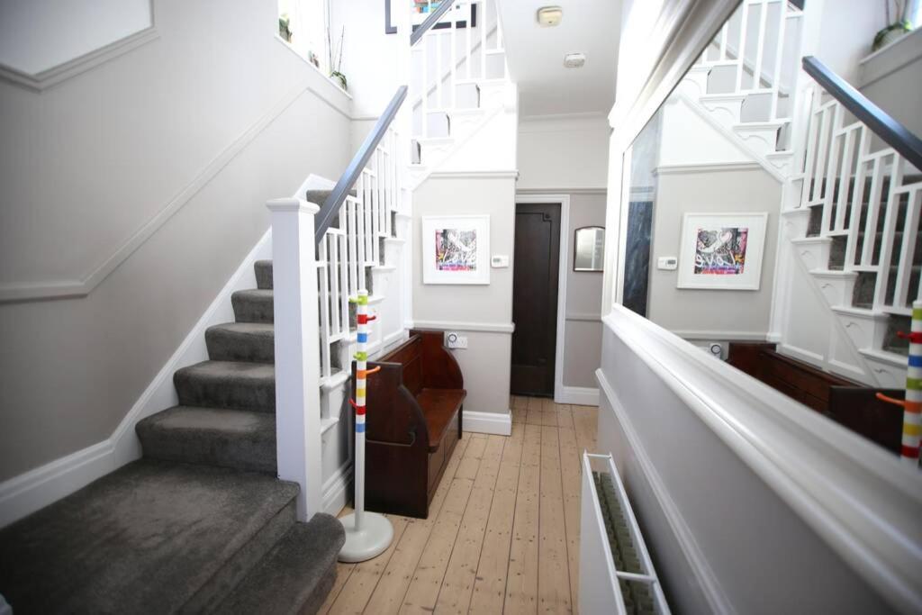 Villa Spacious Family In Chorlton