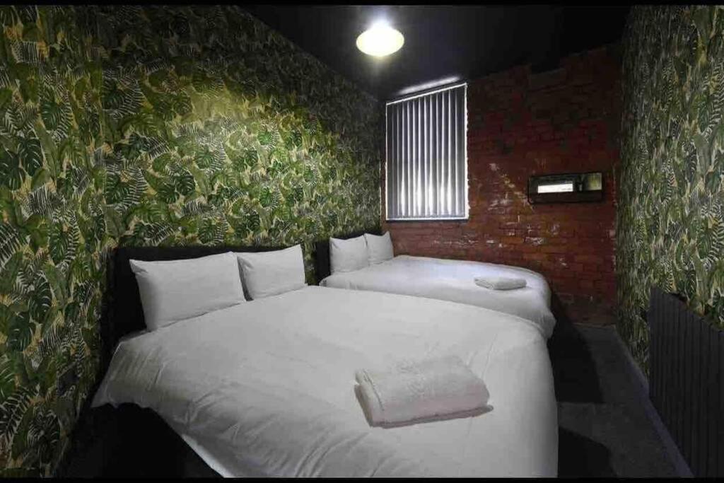 Casa Jungle Slps 20 Mcr Centre Hot Tub, Bar And Cinema Leisure Manchester