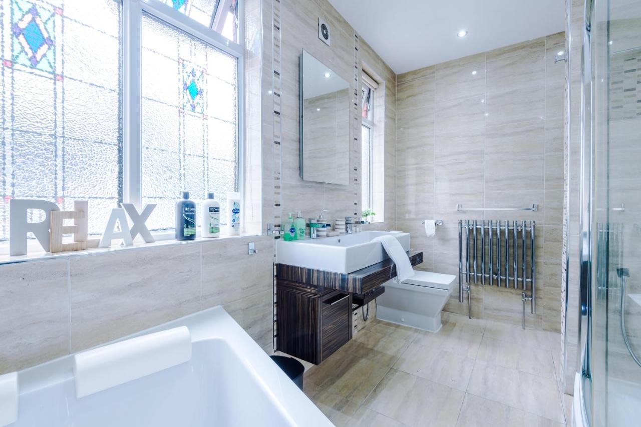 Holiday home Luxurious Suburban 6 Bedroom 3 Bathroom Home Manchester