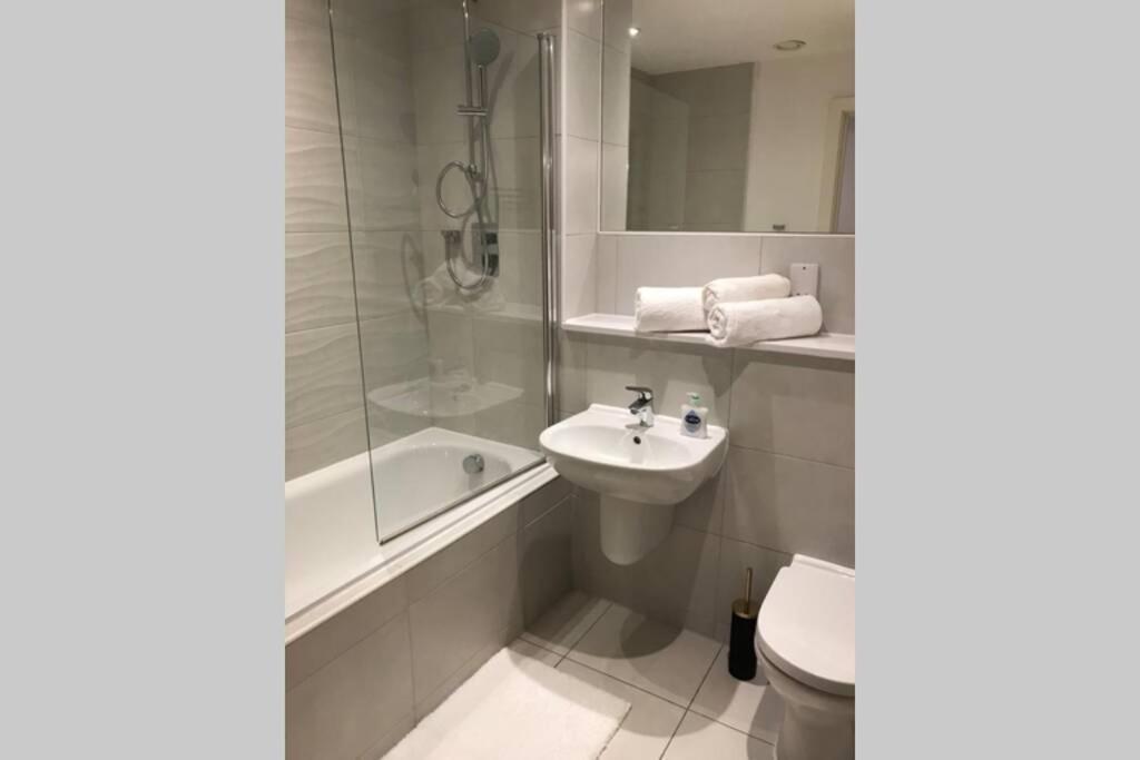 Apartment Stylish 2 Bed Apt In Centre *