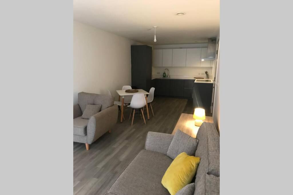 Stylish 2 Bed Apt In Centre Apartment *
